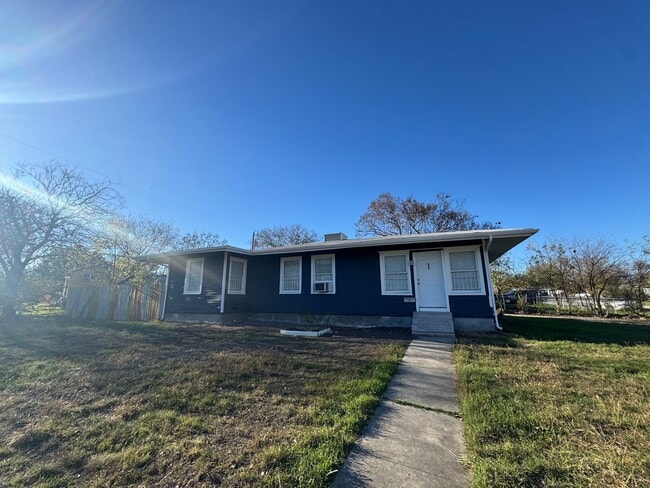 Building Photo - Remodeled unit with a Casita