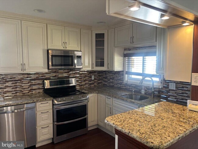 Building Photo - 8 N Avon Dr