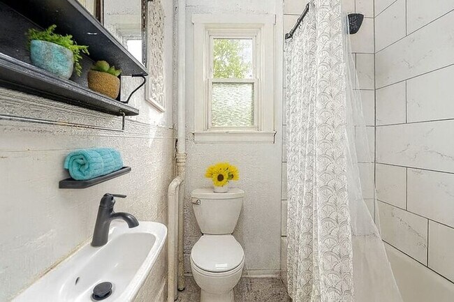 Building Photo - 907 Columbia St