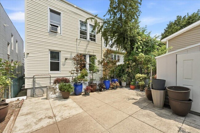 Building Photo - 169 Zabriskie St