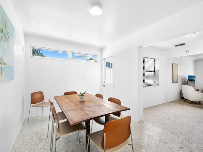 Building Photo - 413 NE 25th Ave