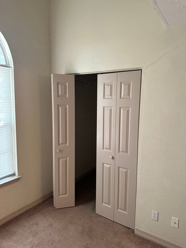 Building Photo - New laminate floors