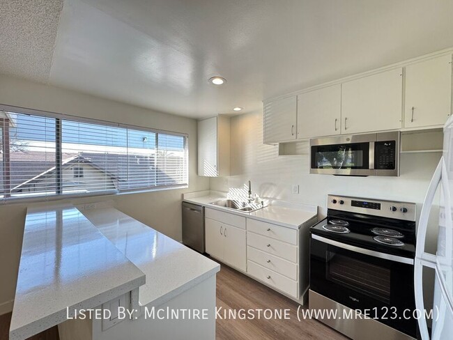 Building Photo - A Beautifully Renovated 2BD 1BA Apartment ...