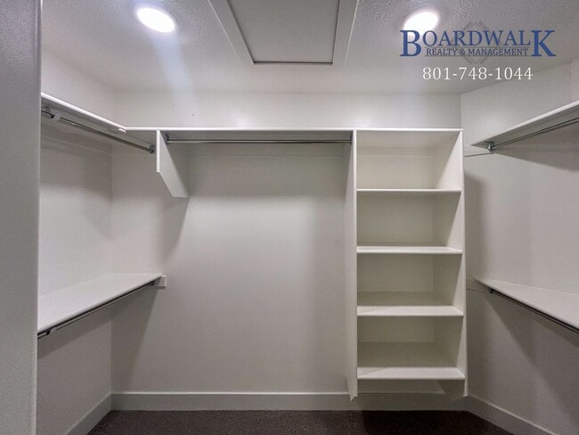 Building Photo - Spacious 3 bed in Quiet Community