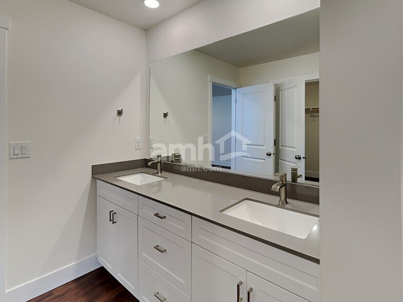 Building Photo - 6179 W Calle Lingo