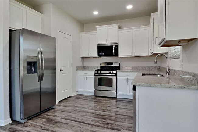 Building Photo - 22562 Valley Canyon