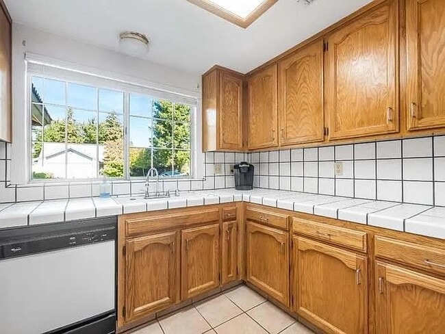 Building Photo - 178 N Magnolia Ave