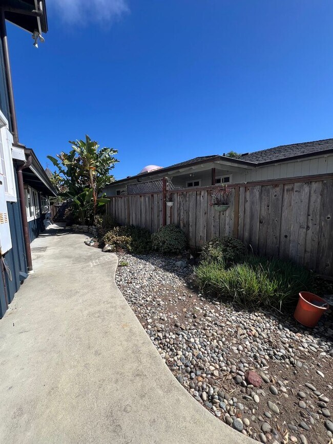 Building Photo - Beautiful 3 bedroom West Side Home! Close ...