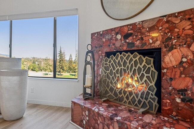 Building Photo - Elegant 2BR Condo with Golf Course Views i...