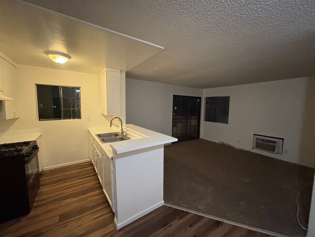 Building Photo - 2-Bedroom First-Floor Condo with Utilities...