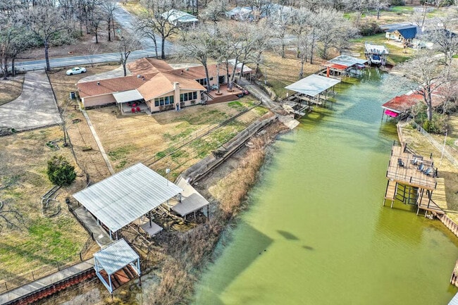 Building Photo - 928 Welch Ln