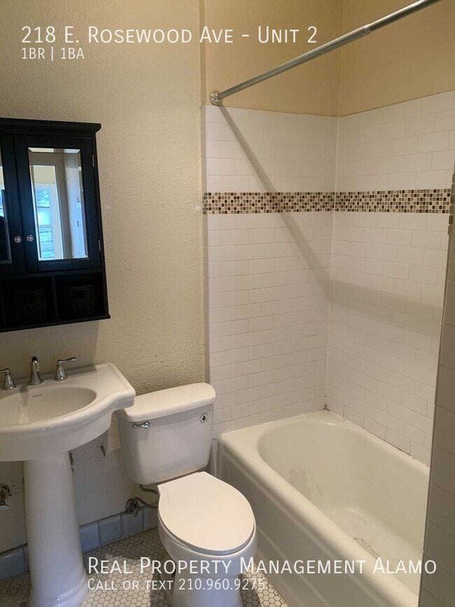 Building Photo - 218 E Rosewood Ave