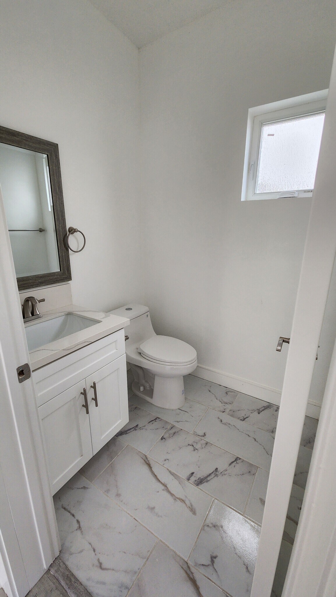 Building Photo - 2637 S Cochran Ave