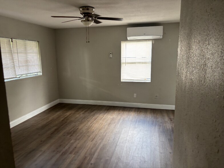 Building Photo - 303 E Hydrangia St