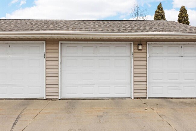 Building Photo - 2432 Rushmore Dr