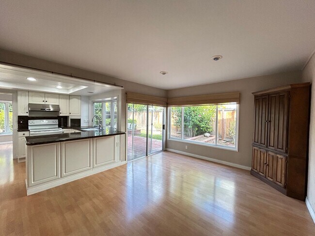 Building Photo - Stunning 4 Bedroom 2.5 Bath Home with Offi...