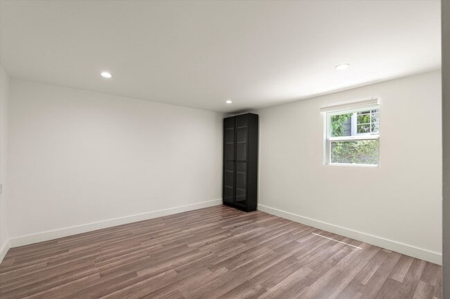 Building Photo - This beautifully updated 4-Bed, 2-Bath Home in Glenoaks Canyon is now available!