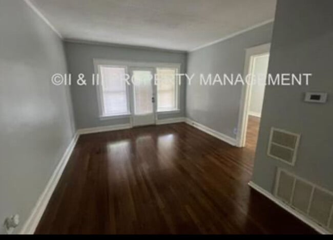 Building Photo - 215 W 37th St