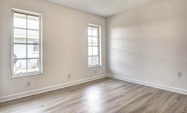 Building Photo - 12 Brentwood Ln