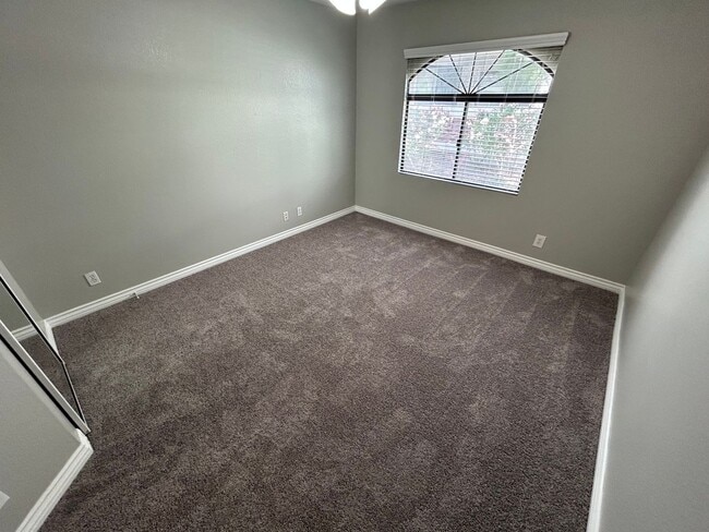 Building Photo - Charming condo in desirable West Las Vegas near Summerlin