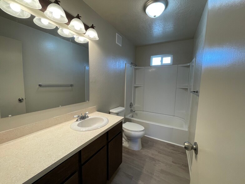 Building Photo - 264 E 100 N