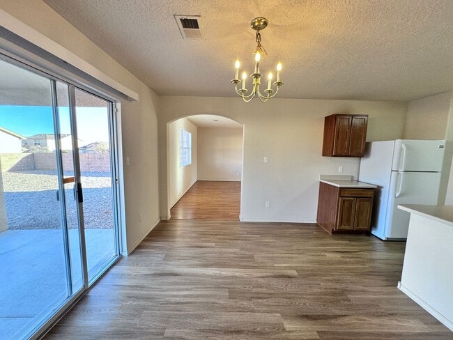 Building Photo - MOVE IN SPECIAL! 1/2 off 2nd months rent!  3 bed 2 bath 2300 sq ft home-New Carpet