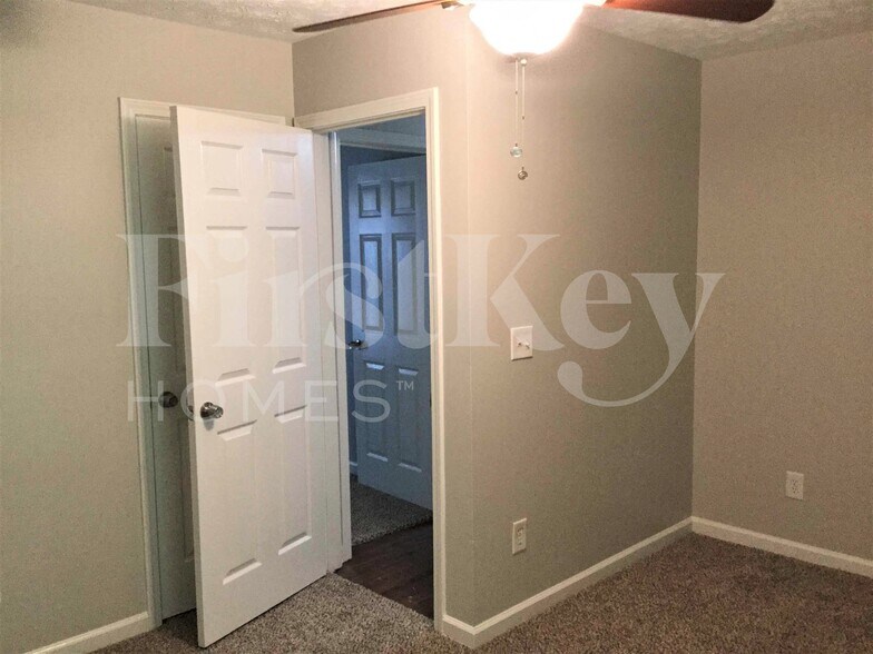 Building Photo - 9161 Thrash St SW