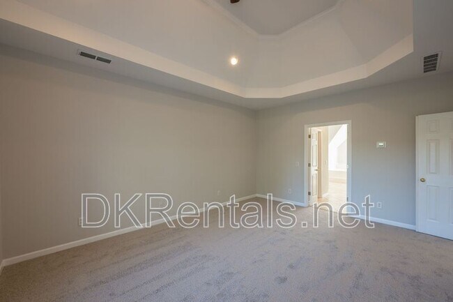 Building Photo - 841 Lakeglen Dr
