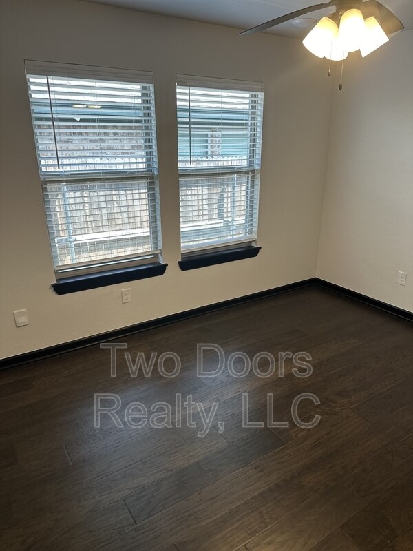Building Photo - 2229 Roca Dr