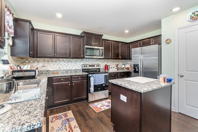 Building Photo - MOVE-IN READY!