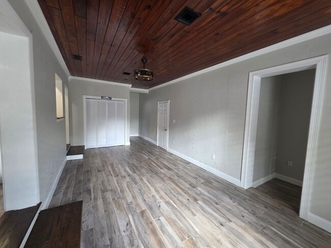 Building Photo - Spacious 5 Bedroom Home with Pool in Crystal Lake Homesites