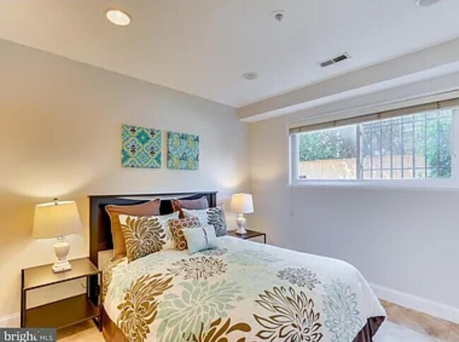 Spacious first bedroom with closet - 1384 Bryant St NE