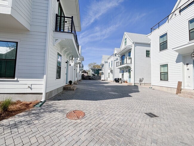 Building Photo - 16 Nats Ct
