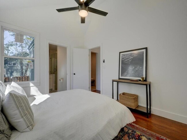 Building Photo - 66 1/2 Navasota St