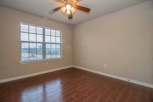 Building Photo - Beautiful Traditional Home on Over an Acre in Weatherford!