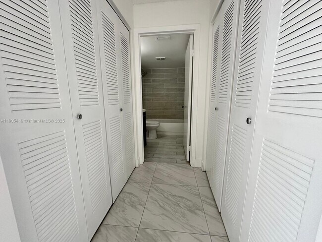 Building Photo - 610 S Park Rd