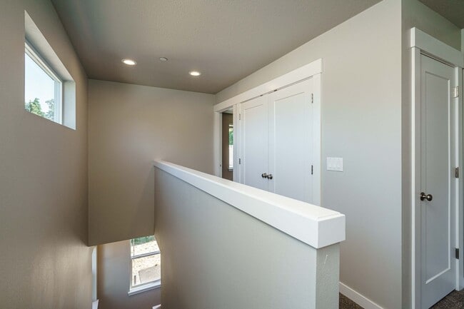 Building Photo - Move In Ready 3 Bedroom 2.5 Bathroom - Convenient Camas Location