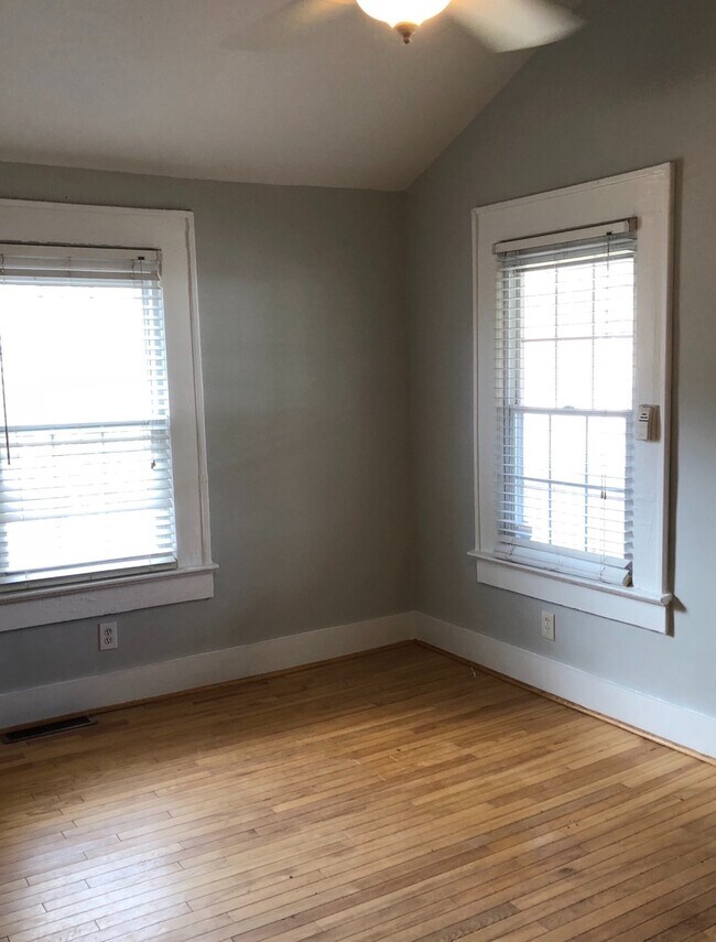 Building Photo - 3bd/2ba w/ Large Front Porch & Backyard in Grant Park!!