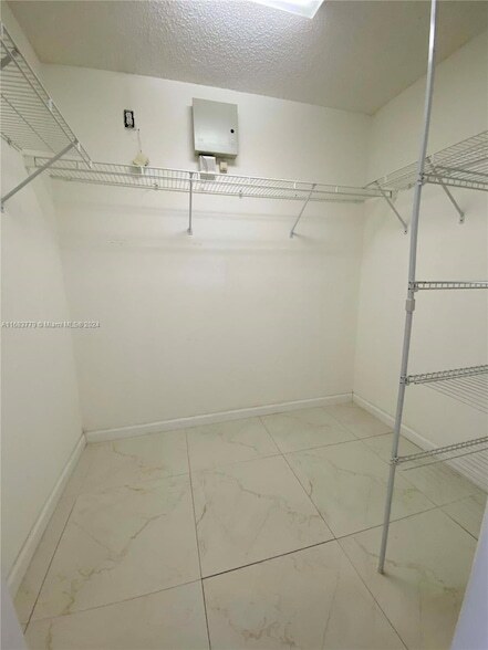 Building Photo - 487 SE 20th Dr