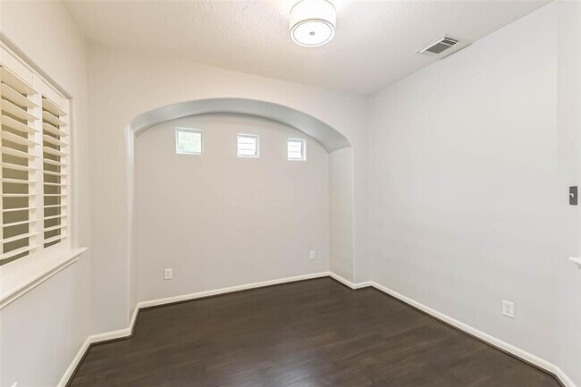 Building Photo - 15 N Flickering Sun Cir