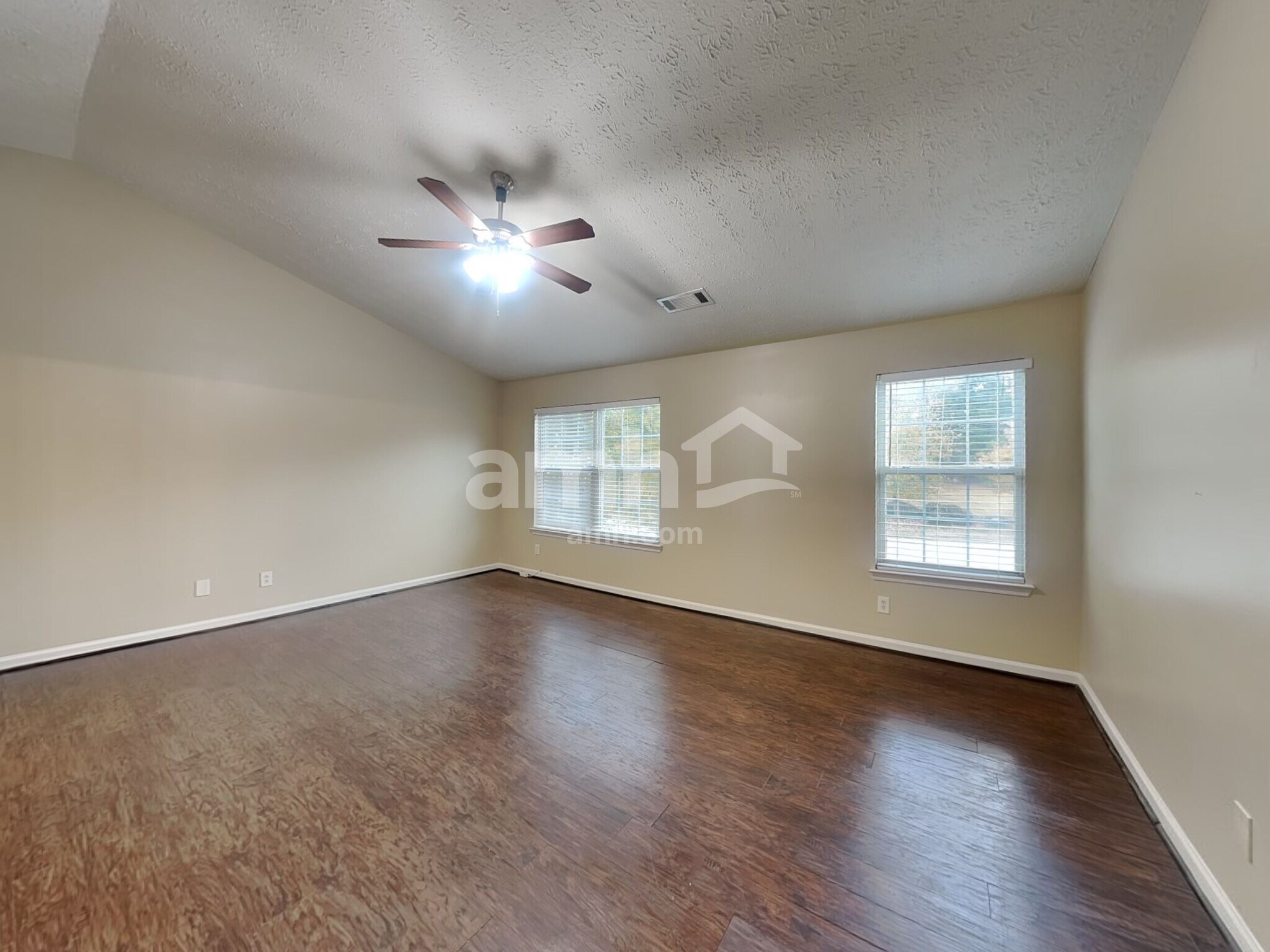 Building Photo - 450 Crested View Dr