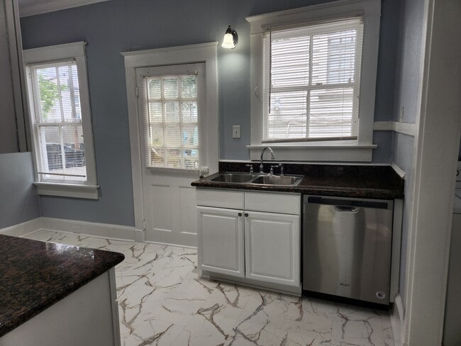 Building Photo - 6 Fontainebleau Dr