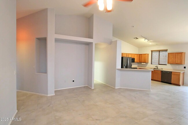 Building Photo - 6261 S Mesa Vista Dr