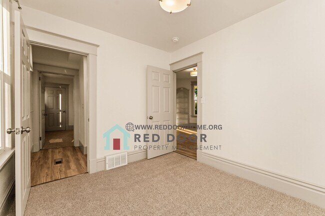 Building Photo - Beautiful  4-bedroom, 2-bathroom home