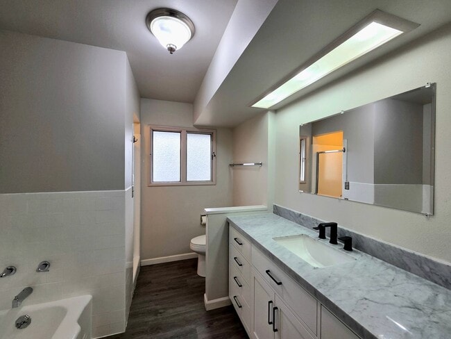 Building Photo - 4 Bed, 2 Bath -- Newly Renovated -- Home on Wenatchee Golf & Country Club's 16th Fairway**