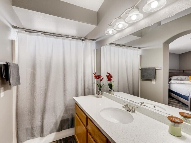 Building Photo - **SHORT TERM GATED LUXURY RENTAL** 3BDRM *2.5 BATH* 2 CAR GARAGE