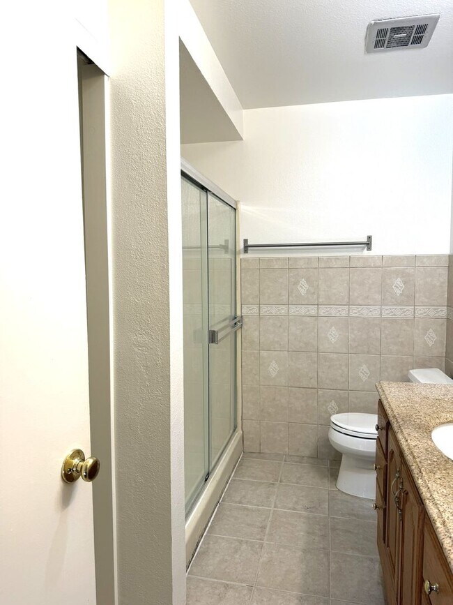 Building Photo - Luxury Living at The Estates Condominium Complex – 2 Bedroom, 2 Bathroom