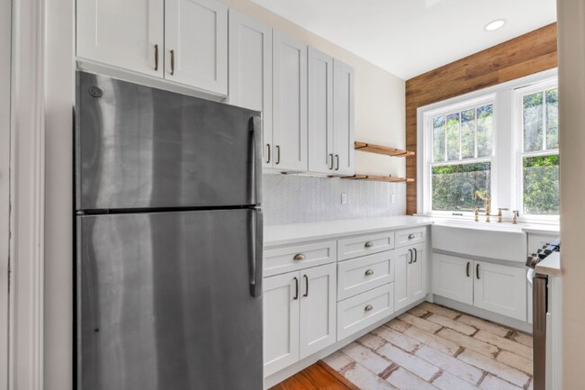 Building Photo - 2744 Riverside Ave