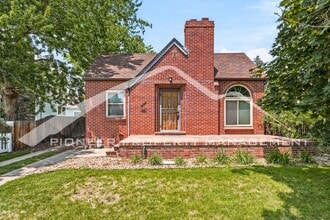 Building Photo - Stunning Home with Central AC and Fenced Yard