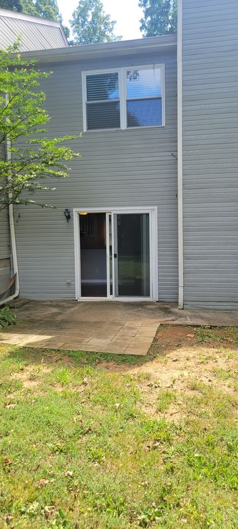 Building Photo - Knoxville 37923 - 2 bed 2.5 bath condo - c...